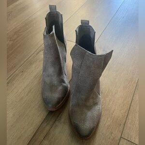 Not Rated Textured Gray Ankle Booties Women’s 7.5
